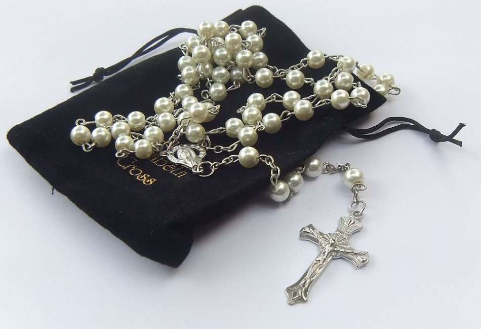 WOW !! A BEAUTIFUL VINTAGE LOOK GLASS BEAD ROSARY WITH POUCH !! FAUX PEARLS !! AWESOME !!