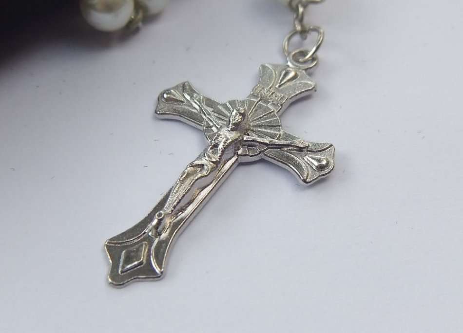 WOW !! A BEAUTIFUL VINTAGE LOOK GLASS BEAD ROSARY WITH POUCH !! FAUX PEARLS !! AWESOME !!