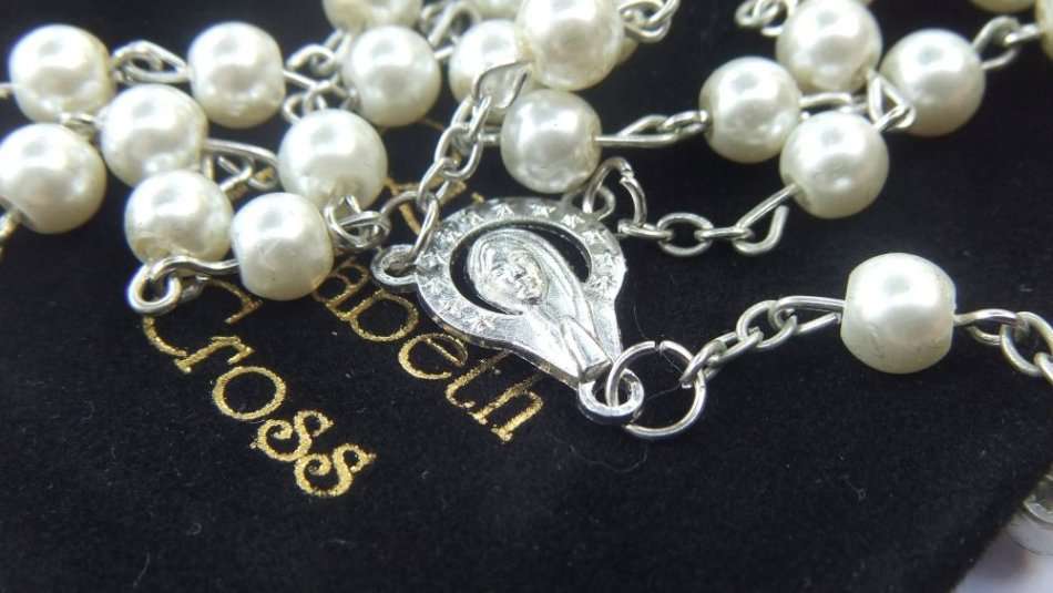 WOW !! A BEAUTIFUL VINTAGE LOOK GLASS BEAD ROSARY WITH POUCH !! FAUX PEARLS !! AWESOME !!
