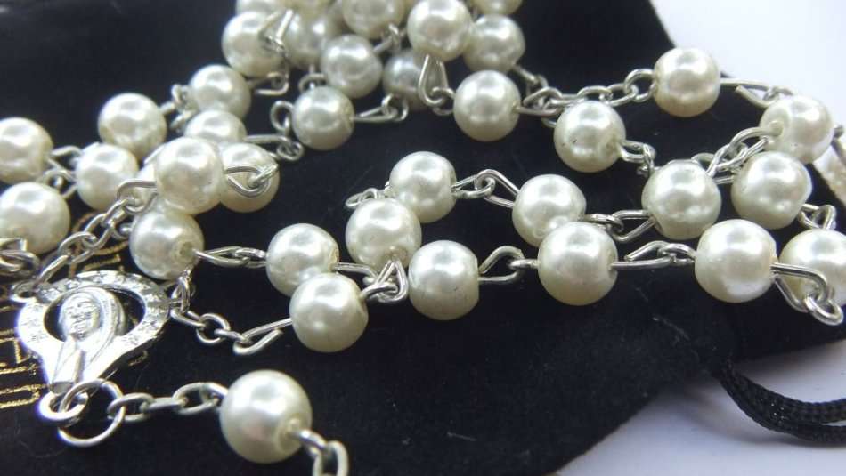 WOW !! A BEAUTIFUL VINTAGE LOOK GLASS BEAD ROSARY WITH POUCH !! FAUX PEARLS !! AWESOME !!