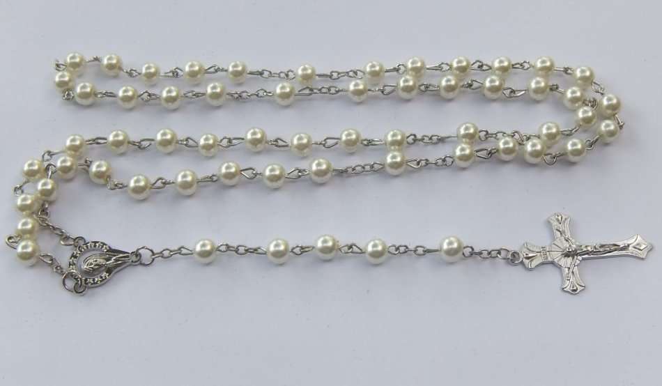 WOW !! A BEAUTIFUL VINTAGE LOOK GLASS BEAD ROSARY WITH POUCH !! FAUX PEARLS !! AWESOME !!