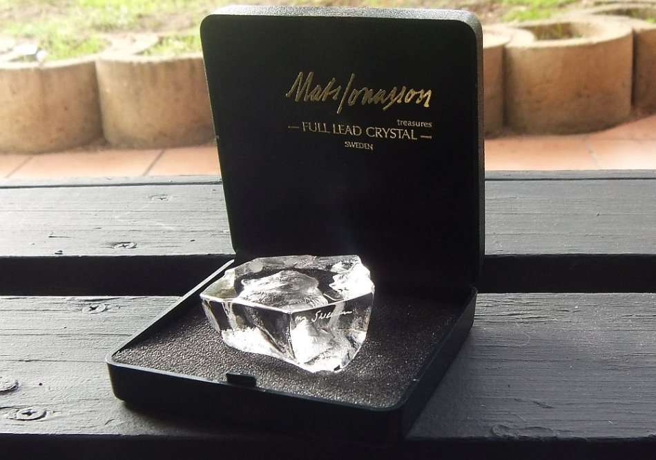 BRILLIANT FIND !! A VINTAGE SIGNED LEAD CRYSTAL PAPERWEIGHT WITH WOLF MOTIF BY MATS JONASSON "SWEDEN