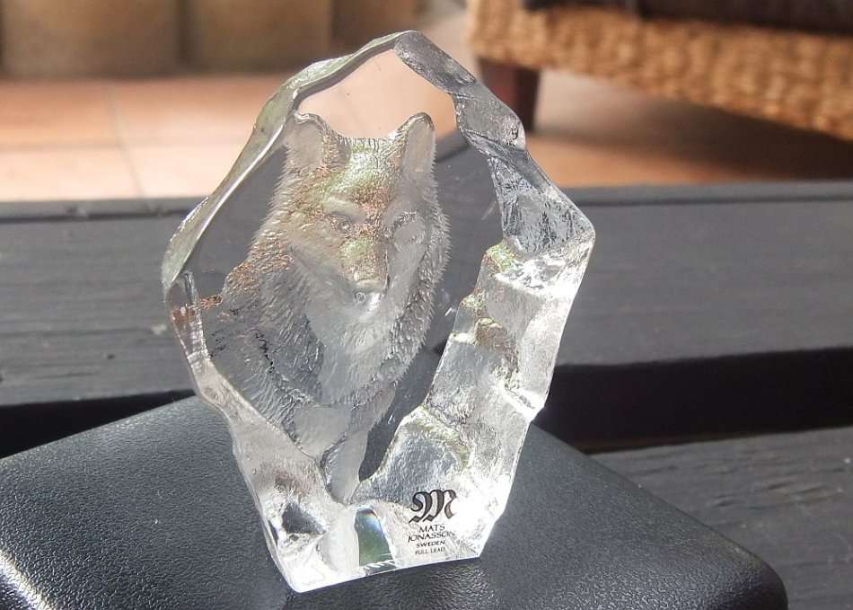 BRILLIANT FIND !! A VINTAGE SIGNED LEAD CRYSTAL PAPERWEIGHT WITH WOLF MOTIF BY MATS JONASSON "SWEDEN
