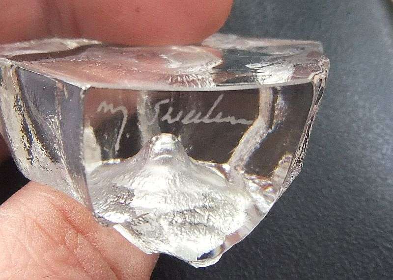 BRILLIANT FIND !! A VINTAGE SIGNED LEAD CRYSTAL PAPERWEIGHT WITH WOLF MOTIF BY MATS JONASSON "SWEDEN
