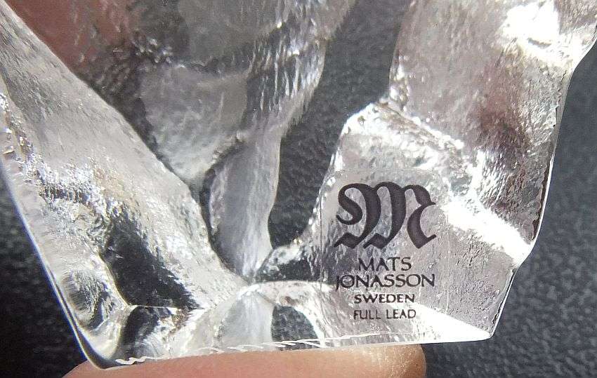 BRILLIANT FIND !! A VINTAGE SIGNED LEAD CRYSTAL PAPERWEIGHT WITH WOLF MOTIF BY MATS JONASSON "SWEDEN