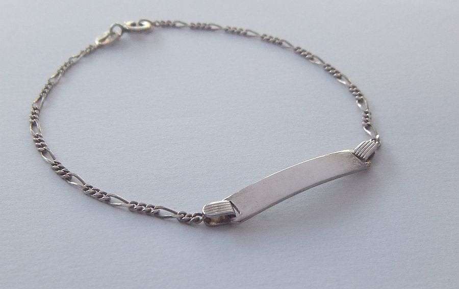 A DAINTY VINTAGE STYLE SOLID STERLING SILVER "ID" OR SWEETHEART BRACELET ...CLEAN & GIFT !! SWEET !!