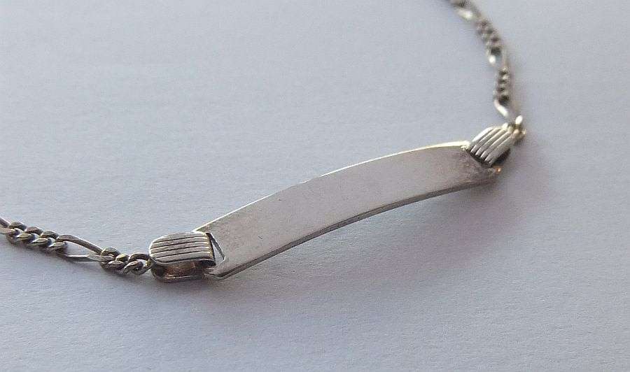 A DAINTY VINTAGE STYLE SOLID STERLING SILVER "ID" OR SWEETHEART BRACELET ...CLEAN & GIFT !! SWEET !!