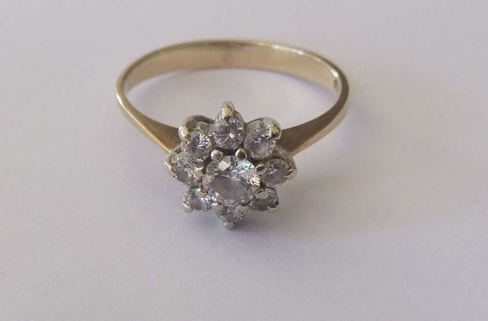 AN EXQUISITE VINTAGE SOLID 9CT GOLD RING WITH FACETED CUBIC CLUSTER FEATURE !! CLASSIC & IMPRESSIVE