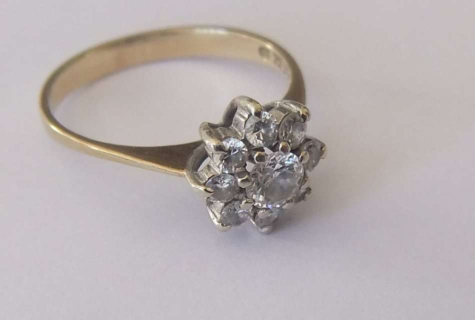 AN EXQUISITE VINTAGE SOLID 9CT GOLD RING WITH FACETED CUBIC CLUSTER FEATURE !! CLASSIC & IMPRESSIVE