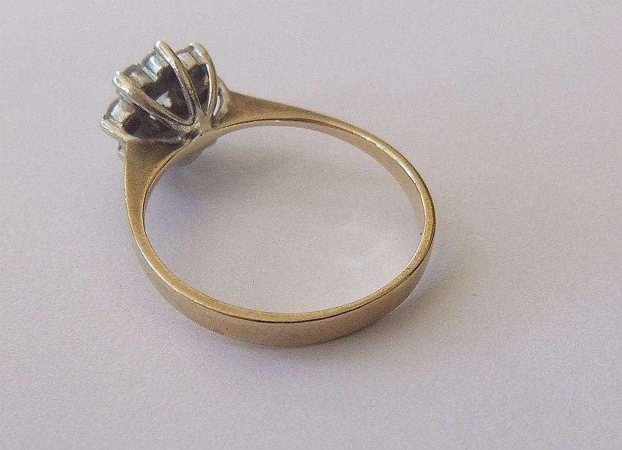 AN EXQUISITE VINTAGE SOLID 9CT GOLD RING WITH FACETED CUBIC CLUSTER FEATURE !! CLASSIC & IMPRESSIVE