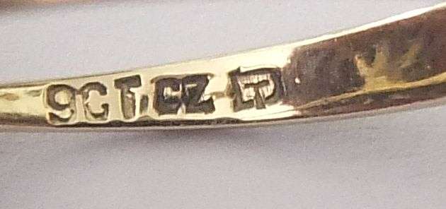 AN EXQUISITE VINTAGE SOLID 9CT GOLD RING WITH FACETED CUBIC CLUSTER FEATURE !! CLASSIC & IMPRESSIVE