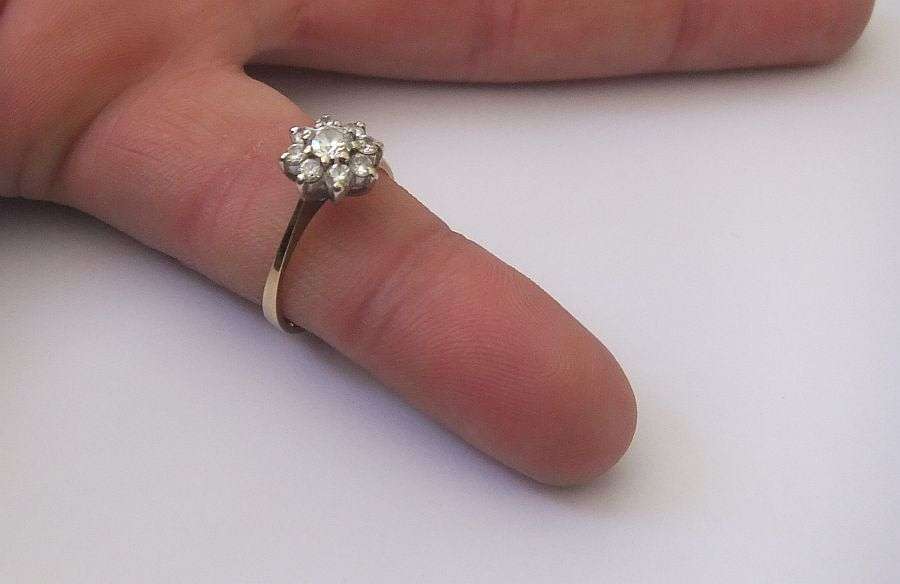 AN EXQUISITE VINTAGE SOLID 9CT GOLD RING WITH FACETED CUBIC CLUSTER FEATURE !! CLASSIC & IMPRESSIVE