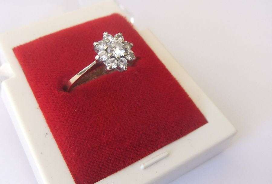 AN EXQUISITE VINTAGE SOLID 9CT GOLD RING WITH FACETED CUBIC CLUSTER FEATURE !! CLASSIC & IMPRESSIVE