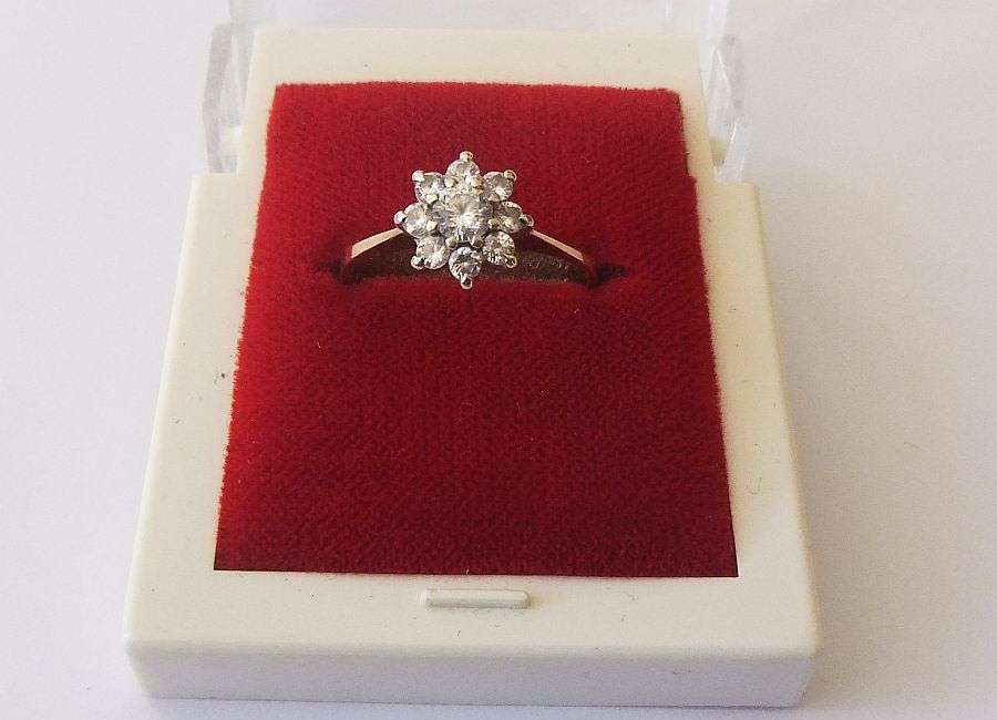 AN EXQUISITE VINTAGE SOLID 9CT GOLD RING WITH FACETED CUBIC CLUSTER FEATURE !! CLASSIC & IMPRESSIVE