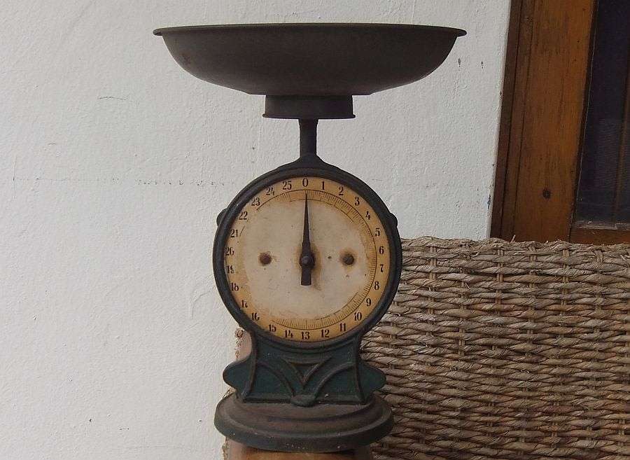OH WOW !! A STUNNING ANTIQUE CAST IRON KITCHEN SCALE !! PICTURE PERFECT !! FARM STYLE ...
