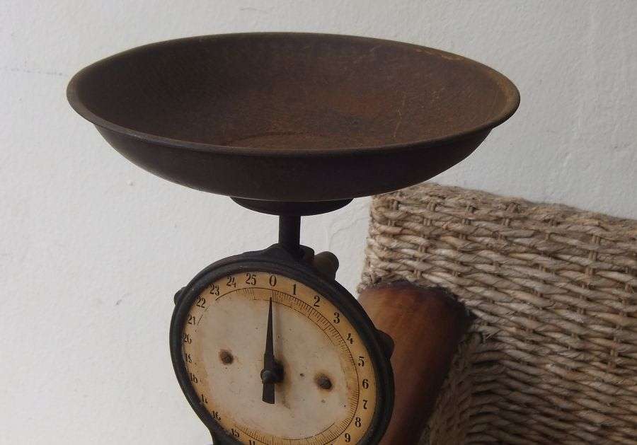 OH WOW !! A STUNNING ANTIQUE CAST IRON KITCHEN SCALE !! PICTURE PERFECT !! FARM STYLE ...