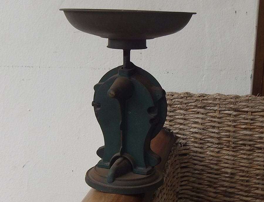 OH WOW !! A STUNNING ANTIQUE CAST IRON KITCHEN SCALE !! PICTURE PERFECT !! FARM STYLE ...