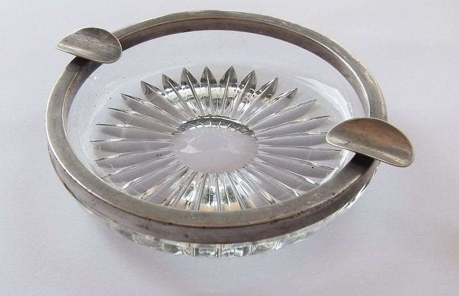 TOP CLASS !! A VINTAGE CUT GLASS ASHTRAY WITH "GERMAN SILVER" RIM & RESTS .... FOR THE LAANIE SMOKER