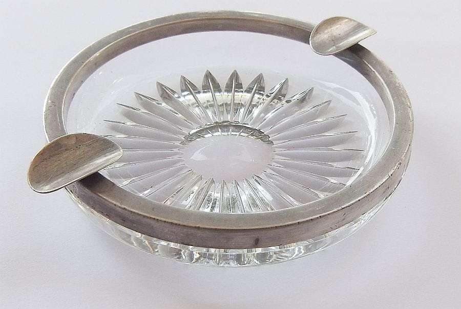 TOP CLASS !! A VINTAGE CUT GLASS ASHTRAY WITH "GERMAN SILVER" RIM & RESTS .... FOR THE LAANIE SMOKER