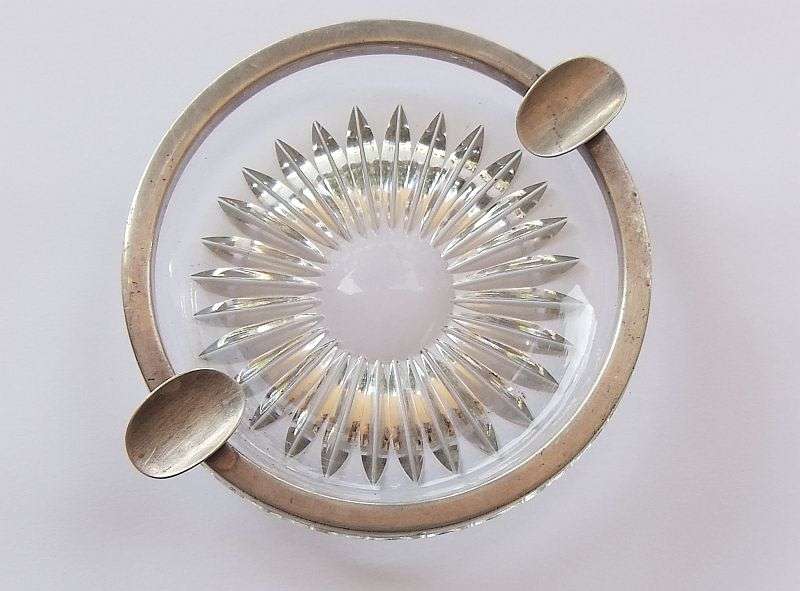 TOP CLASS !! A VINTAGE CUT GLASS ASHTRAY WITH "GERMAN SILVER" RIM & RESTS .... FOR THE LAANIE SMOKER