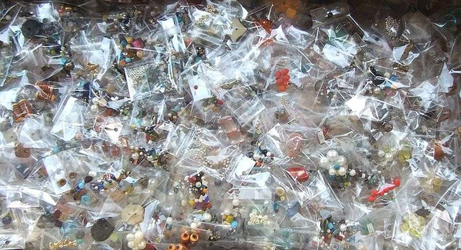 BEADS !! BEADS !! BEADS !! 700 PACKETS OF BEADS !! BID PER MINIMUM 100 PACKETS !! GOOD VALUE !!