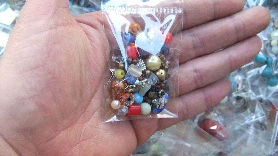 BEADS !! BEADS !! BEADS !! 700 PACKETS OF BEADS !! BID PER MINIMUM 100 PACKETS !! GOOD VALUE !!