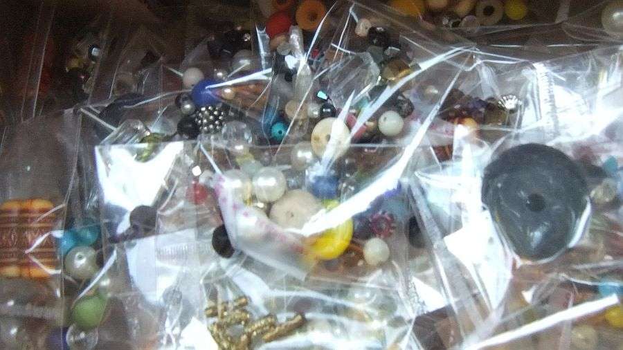 BEADS !! BEADS !! BEADS !! 700 PACKETS OF BEADS !! BID PER MINIMUM 100 PACKETS !! GOOD VALUE !!