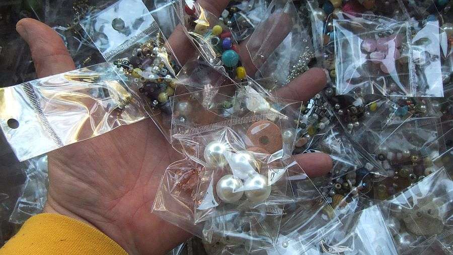 BEADS !! BEADS !! BEADS !! 700 PACKETS OF BEADS !! BID PER MINIMUM 100 PACKETS !! GOOD VALUE !!