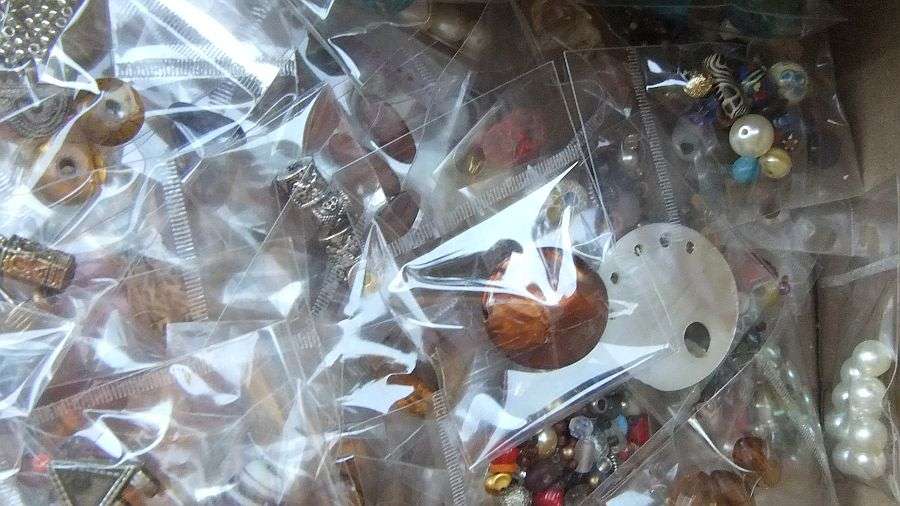 BEADS !! BEADS !! BEADS !! 700 PACKETS OF BEADS !! BID PER MINIMUM 100 PACKETS !! GOOD VALUE !!