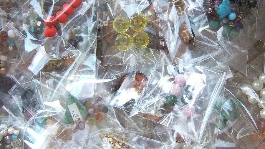 BEADS !! BEADS !! BEADS !! 700 PACKETS OF BEADS !! BID PER MINIMUM 100 PACKETS !! GOOD VALUE !!