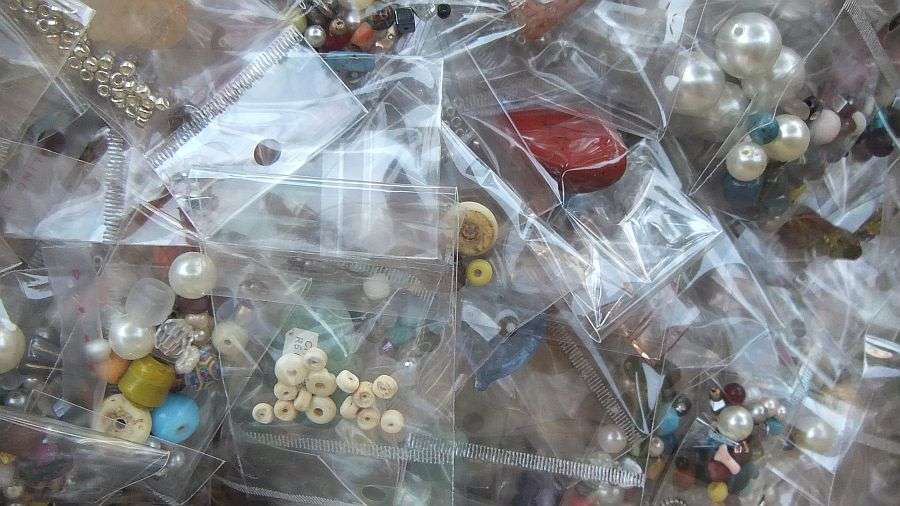 BEADS !! BEADS !! BEADS !! 700 PACKETS OF BEADS !! BID PER MINIMUM 100 PACKETS !! GOOD VALUE !!