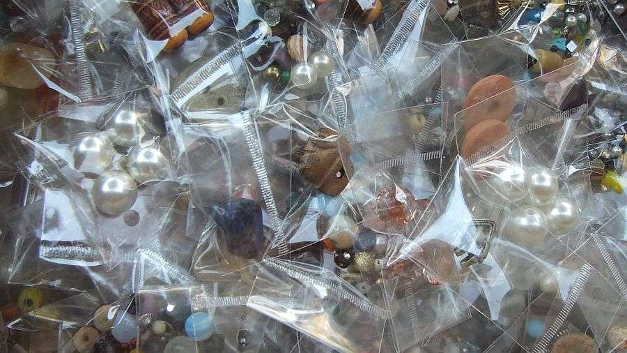 BEADS !! BEADS !! BEADS !! 700 PACKETS OF BEADS !! BID PER MINIMUM 100 PACKETS !! GOOD VALUE !!