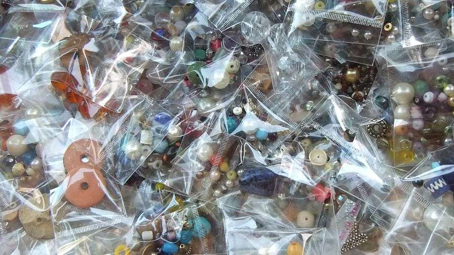 BEADS !! BEADS !! BEADS !! 700 PACKETS OF BEADS !! BID PER MINIMUM 100 PACKETS !! GOOD VALUE !!