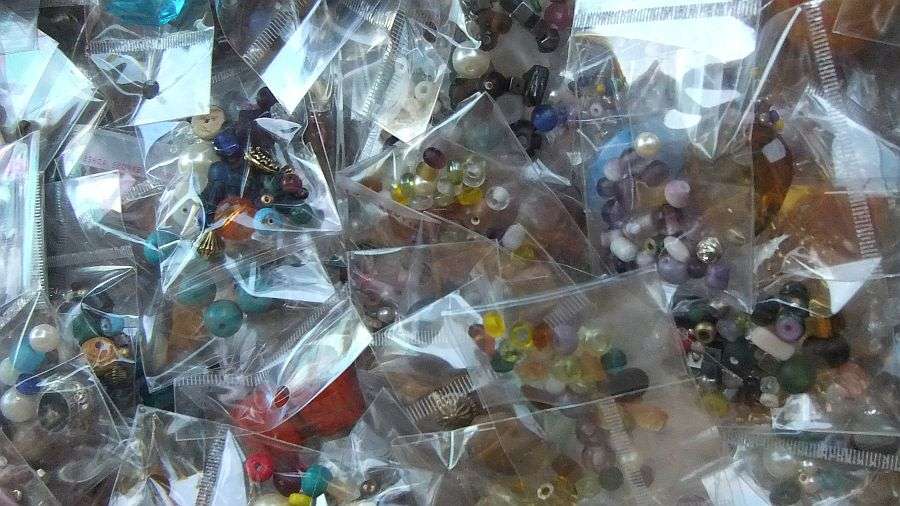 BEADS !! BEADS !! BEADS !! 700 PACKETS OF BEADS !! BID PER MINIMUM 100 PACKETS !! GOOD VALUE !!