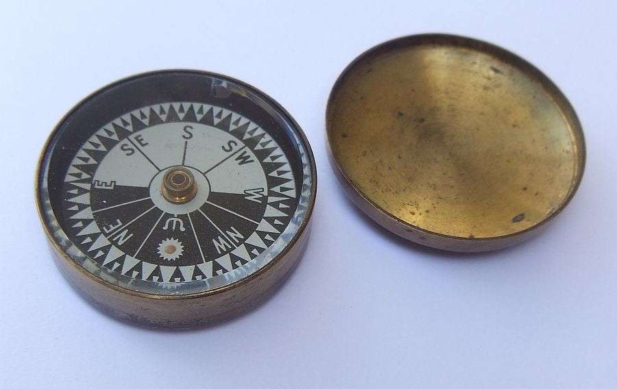WHAT A BEAUT !! AN AWESOME OLD SOLID BRASS ENCAPSULATED COMPASS STAMPED ENGLAND !! GOOD CONDITION