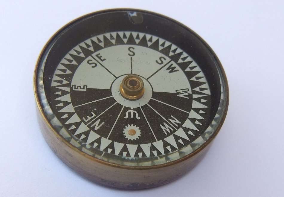 WHAT A BEAUT !! AN AWESOME OLD SOLID BRASS ENCAPSULATED COMPASS STAMPED ENGLAND !! GOOD CONDITION