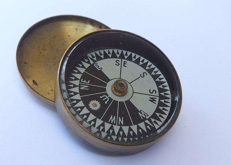 WHAT A BEAUT !! AN AWESOME OLD SOLID BRASS ENCAPSULATED COMPASS STAMPED ENGLAND !! GOOD CONDITION