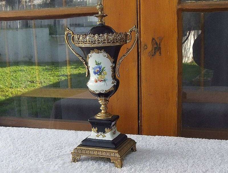 SO FRENCH !! AN ABSOLUTELY BEAUTIFUL OLD PORCELAIN AND METAL URN WITH FLORAL DETAIL !! TO DIE FOR !!