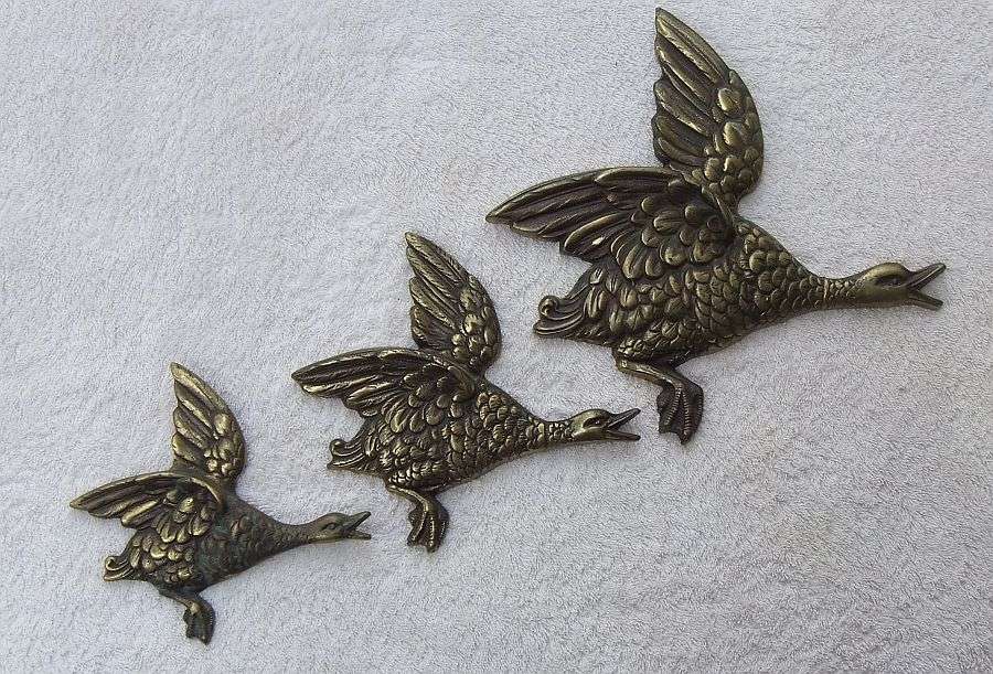 SO COOL !! 1950`S STYLE !! A SET OF THREE SOLID BRASS FLYING DUCKS FOR YOUR WALL !! KITSCH FEVER !!
