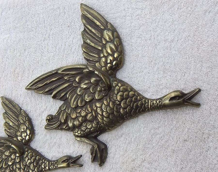 SO COOL !! 1950`S STYLE !! A SET OF THREE SOLID BRASS FLYING DUCKS FOR YOUR WALL !! KITSCH FEVER !!