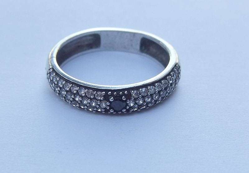 AN AMAZING BIG SOLID STERLING SILVER RING SET WITH "TONS" OF FACETED STONES !! DARK APPEAL !! LOVELY