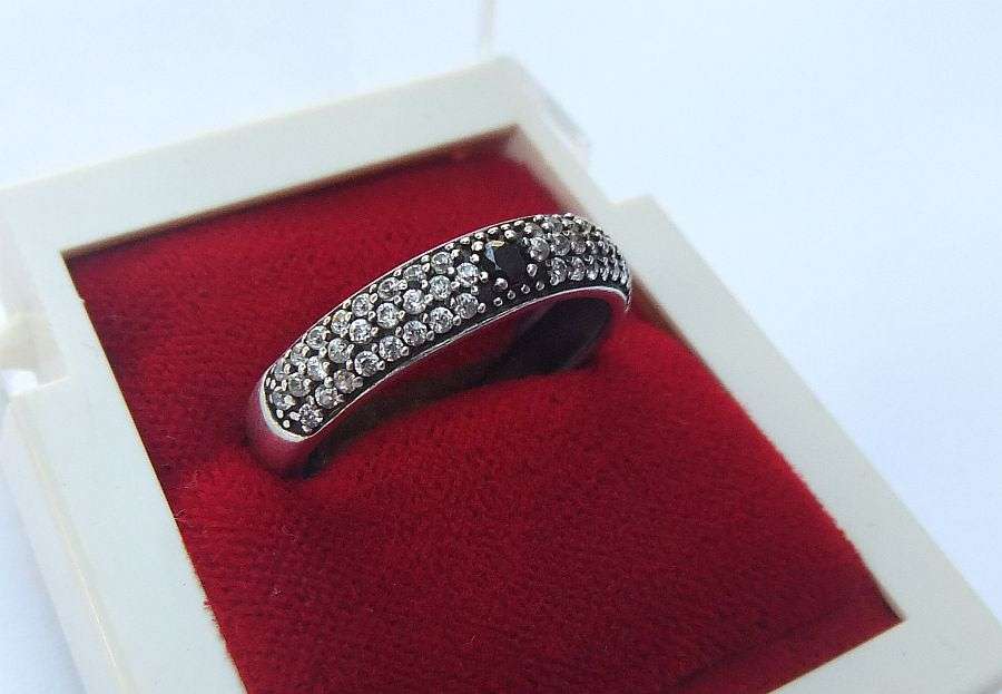 AN AMAZING BIG SOLID STERLING SILVER RING SET WITH "TONS" OF FACETED STONES !! DARK APPEAL !! LOVELY