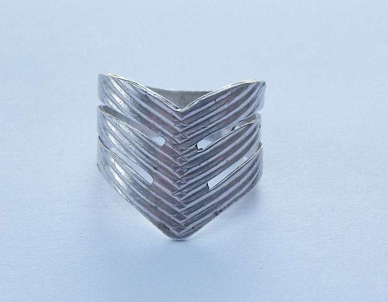 NOT FOR CATTY CHICKS !! A SOLID STERLING SILVER ITALIAN MADE RING WITH A SHARP POINT..SCARY BUT NICE
