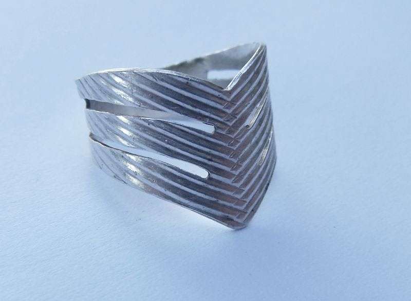 NOT FOR CATTY CHICKS !! A SOLID STERLING SILVER ITALIAN MADE RING WITH A SHARP POINT..SCARY BUT NICE