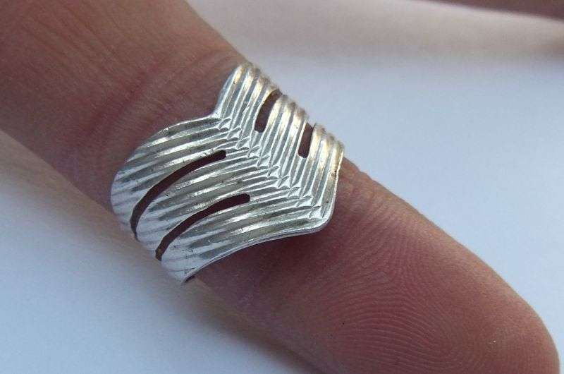 NOT FOR CATTY CHICKS !! A SOLID STERLING SILVER ITALIAN MADE RING WITH A SHARP POINT..SCARY BUT NICE