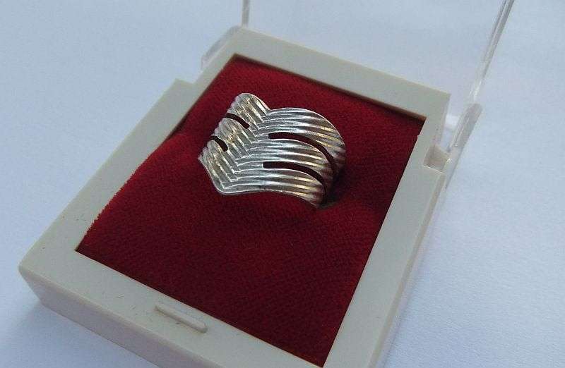 NOT FOR CATTY CHICKS !! A SOLID STERLING SILVER ITALIAN MADE RING WITH A SHARP POINT..SCARY BUT NICE