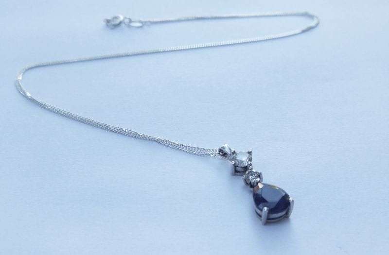 AN ELEGANT FACETED BLUE STONE STERLING SILVER TEARDROP PENDANT WITH DAINTY STERLING SILVER NECKLACE