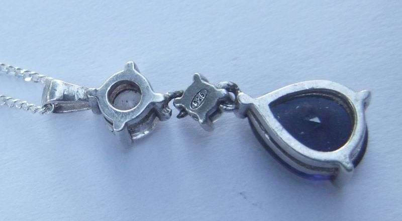 AN ELEGANT FACETED BLUE STONE STERLING SILVER TEARDROP PENDANT WITH DAINTY STERLING SILVER NECKLACE