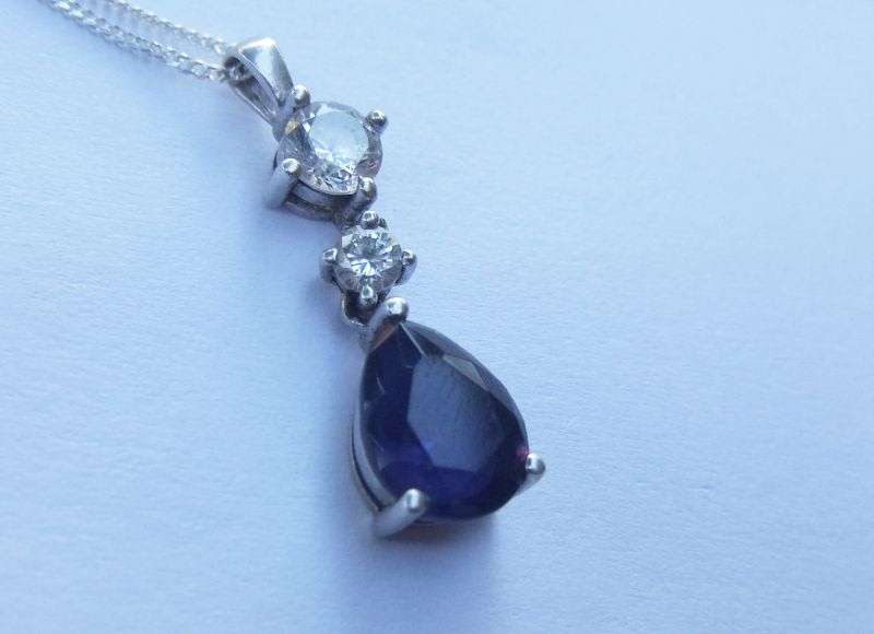AN ELEGANT FACETED BLUE STONE STERLING SILVER TEARDROP PENDANT WITH DAINTY STERLING SILVER NECKLACE