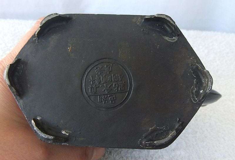 WOW ! A RARE AND INTRICATELY DETAILED OLD CHINESE BRONZE METAL TEAPOT / KETTLE ...STAMPED ON BASE !!